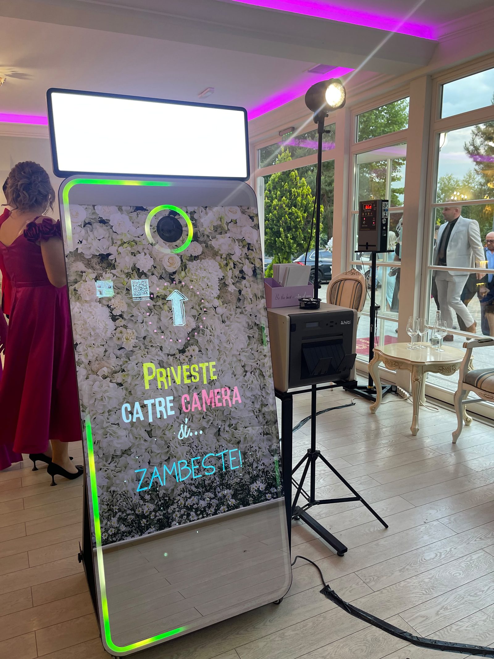 Cabină foto cu ramă luminoasă la eveniment — Smiling Event Iași