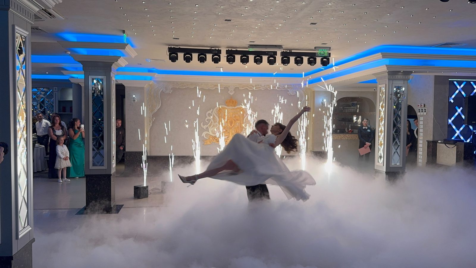 Miri dansând pe fum greu în sală — efecte nunți Iași și Moldova