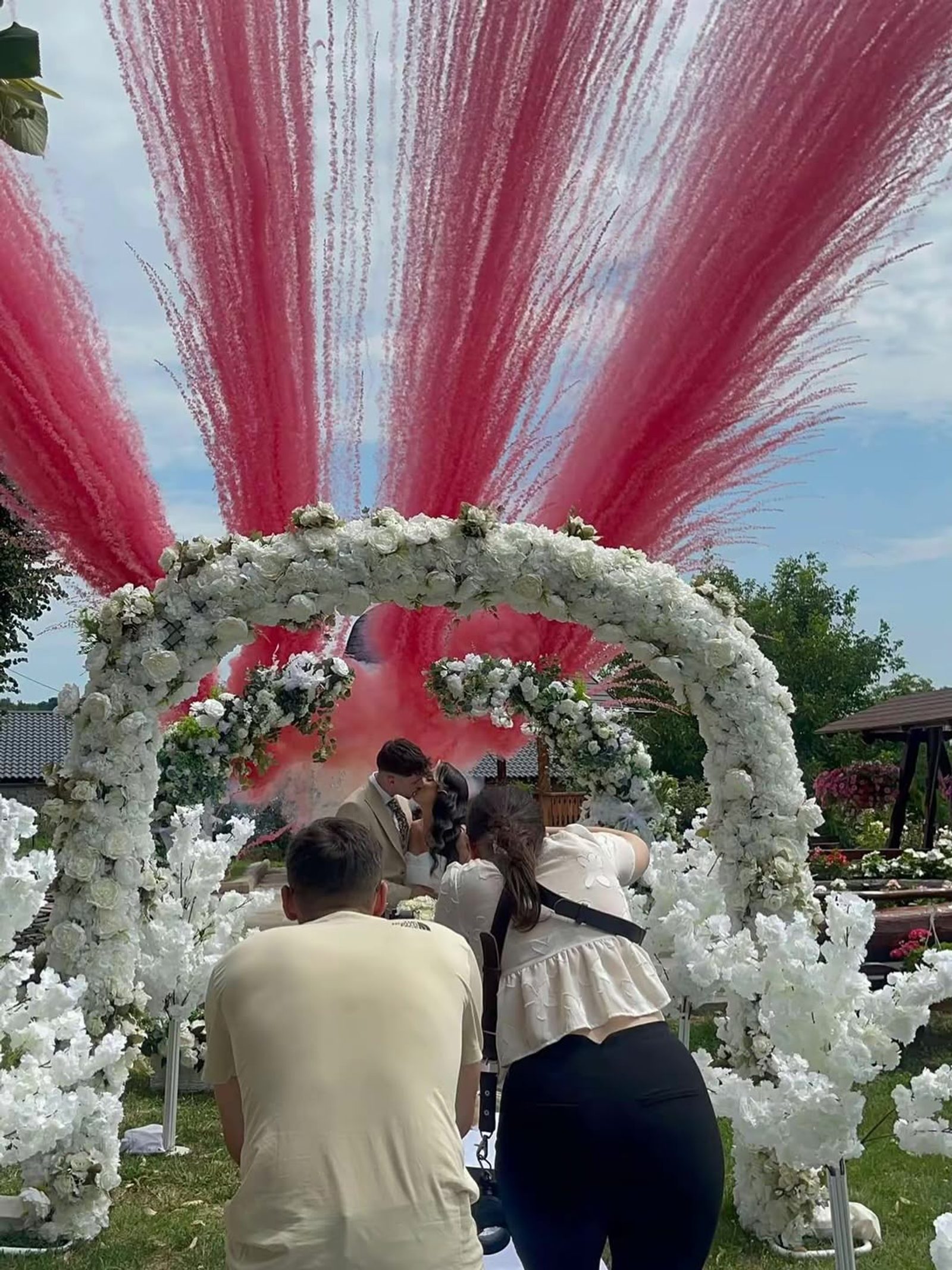 Artificii colorate de zi la ceremonia religioasă — evenimente Iași