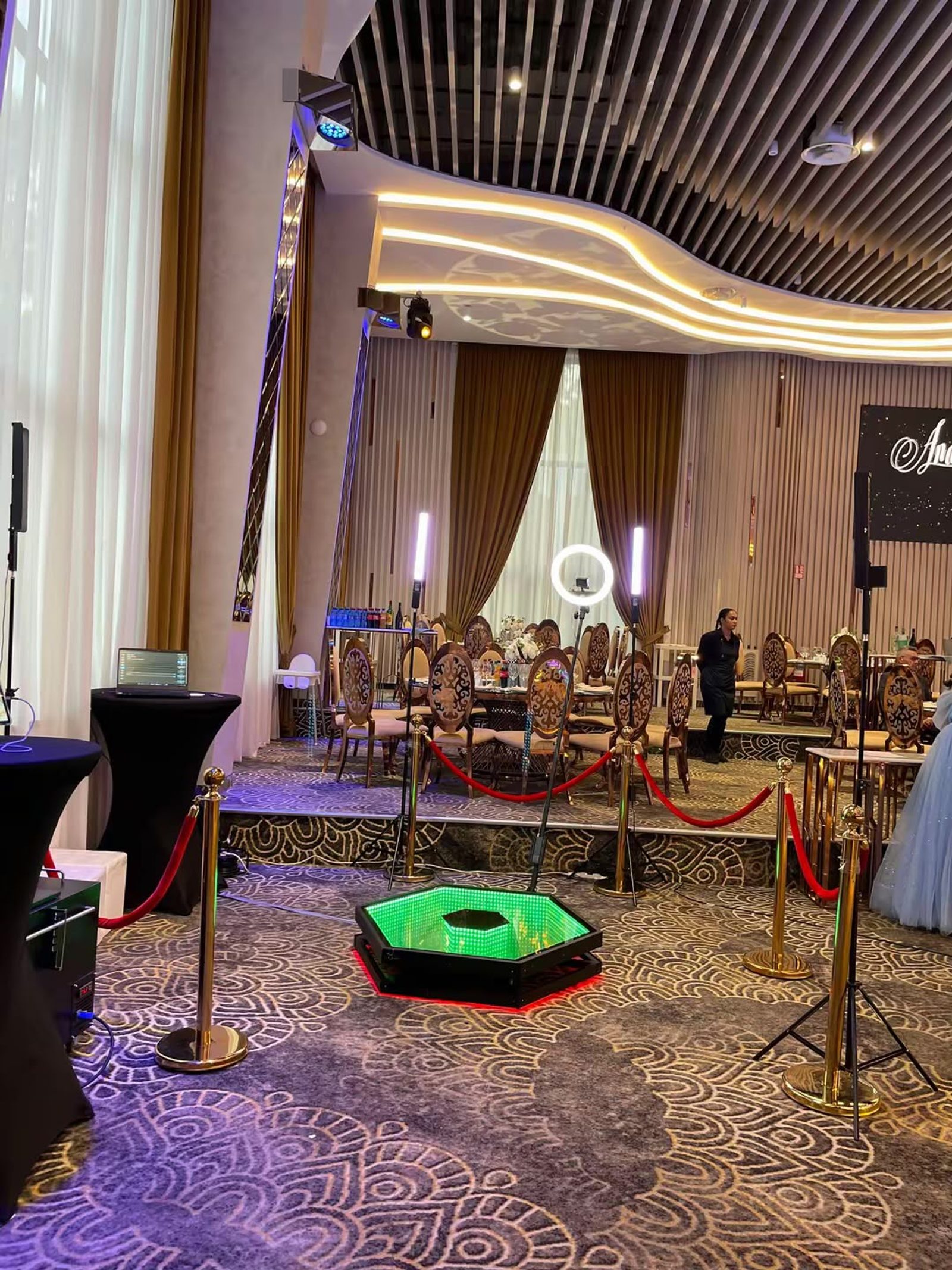 Platformă 360 selfie în sală elegantă — Smiling Event Moldova