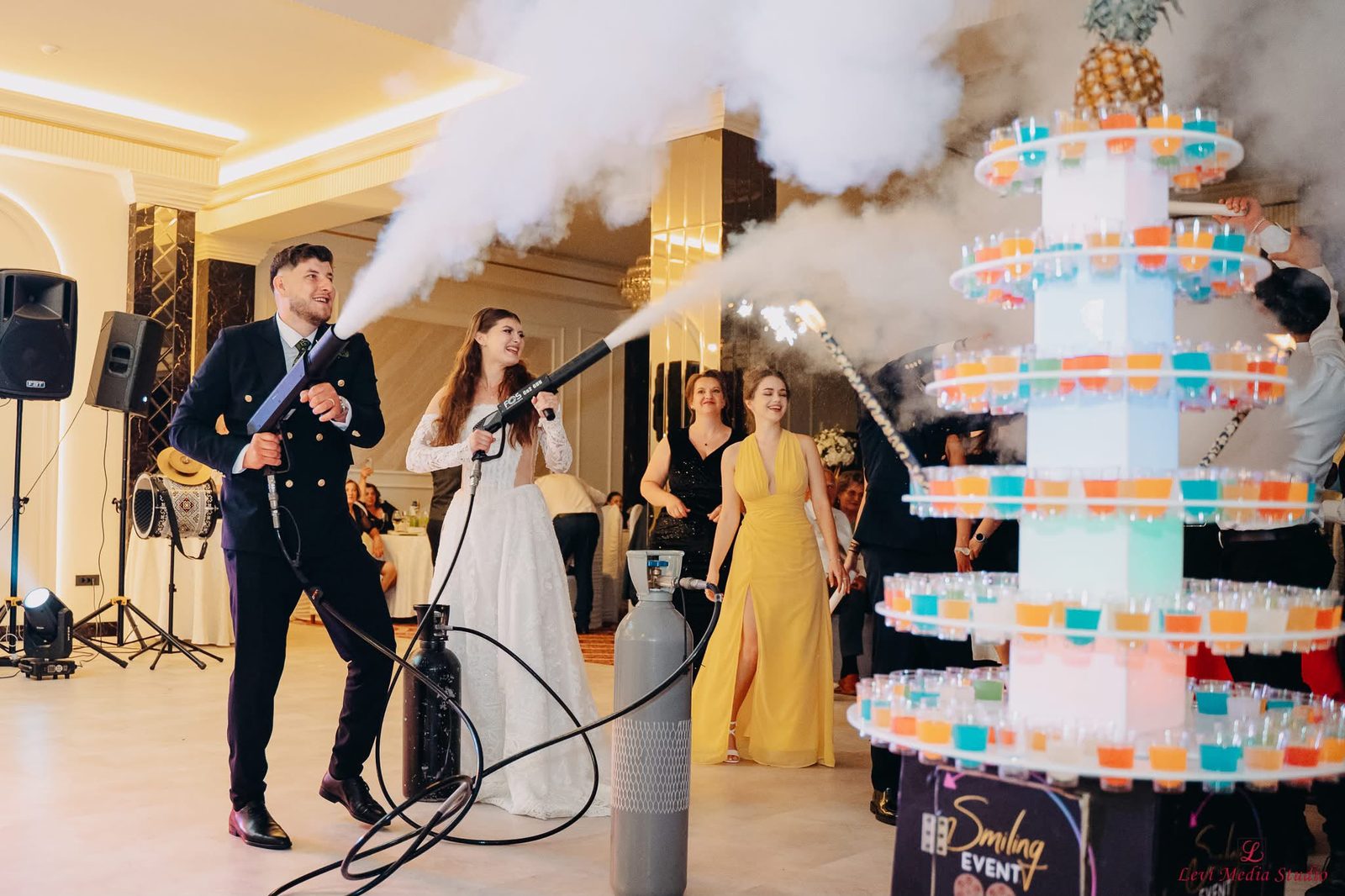 Tort de shoturi iluminat și show live — bar mobil Smiling Event